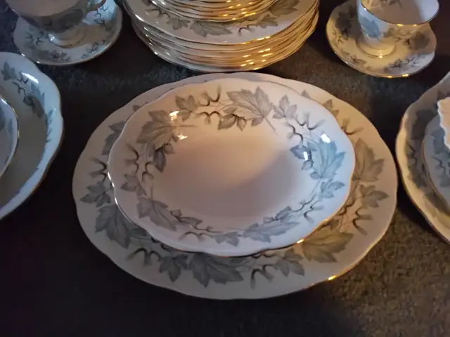 Royal Albert Silver Maple, 6 settings, platter, bowls, 37 items511719537566689281