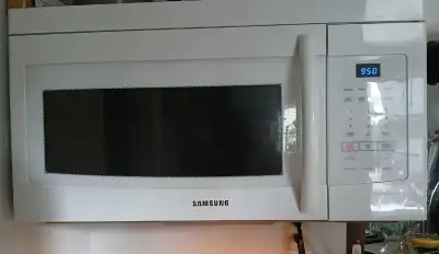30" white. Clean. Like new and in perfect working order. We are renovating.