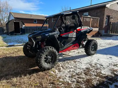 7000 kms stereo system front and rear speakers,floor mats,rear and side view mirrors,storage trunk,w...