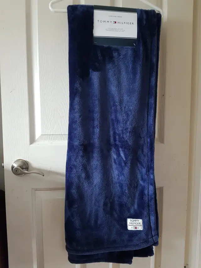 Tommy Hilfiger Luxe Plush Throw - Brand New in Bedding in St. Catharines - Image 2