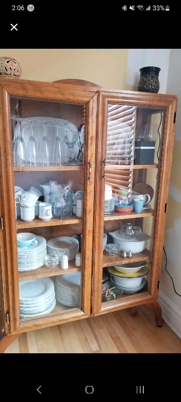 Antique Wooden China Cabinet in Great Condition in Storage & Organization in City of Montréal