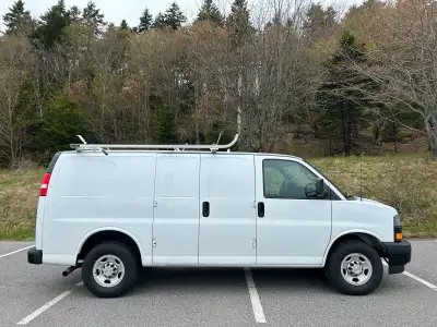 "FINANCING & Commercial Leasing " 2020 Chevrolet Express 2500, Like New!! Only 88,680 km, Ladder Rac...