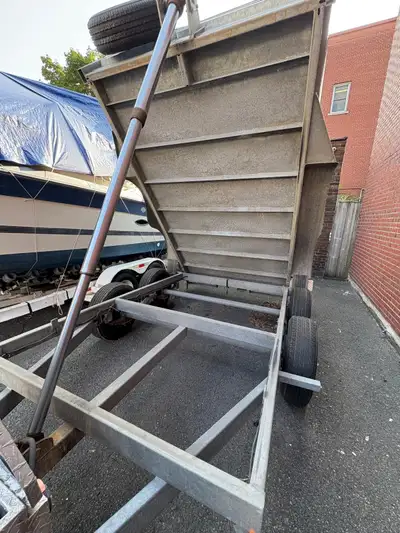 Texte en français À vendre : Trailer Dumper galvanisé (à benne basculante) Solide et prêt à travaill...