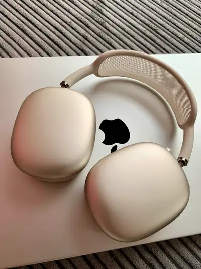 Selling my Apple AirPods Max (Starlight) — purchased in March for $880, barely used, and still in mi...