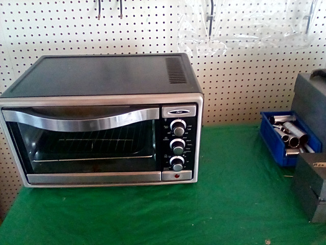 OSTER  TOASTER  OVEN in Toasters & Toaster Ovens in Trenton - Image 2