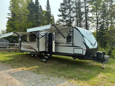 Great family trailer. Lots of storage, sleeps 10. Rear bunk house with 2 piece bathroom. King size m...