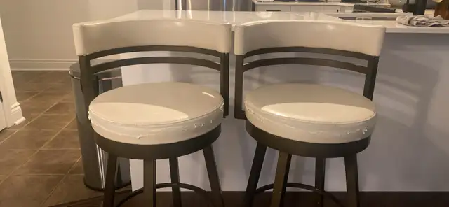 2 counter height swivel stools in Other in Oakville / Halton Region - Image 5