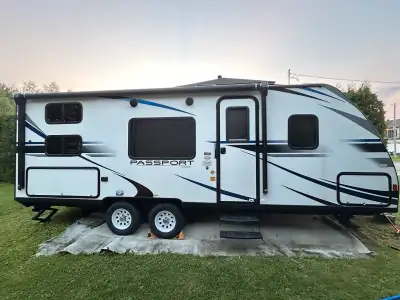 Roulotte Keystone Passport 239 ml 2019 achetée en 2020. Roulotte idéale pour la famille! Amplement g...