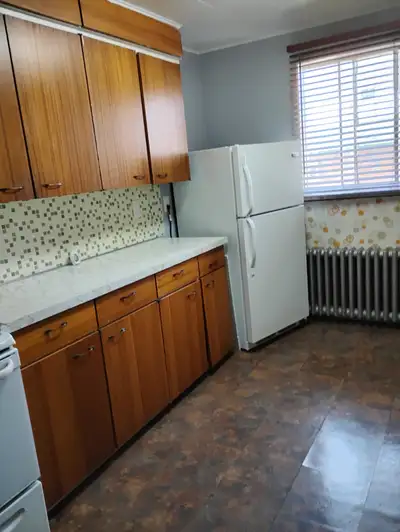 This bright one bedroom apt. is located near the Library, Home Hardware, Foodland and some restauran...