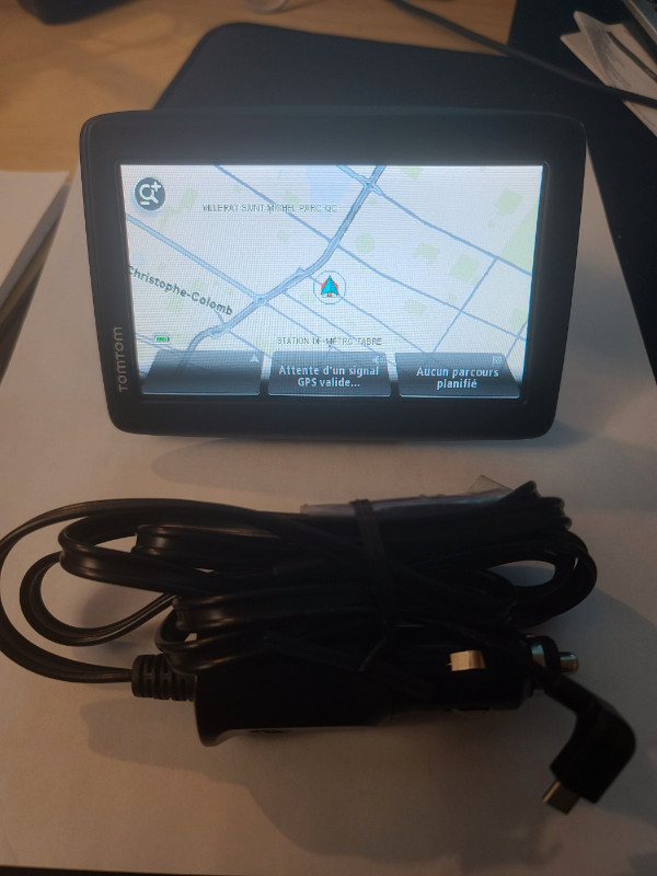 TomTom 5" GPS Navigation Device with Lifetime Maps and Traffic dans Appareils électroniques  à Ville de Montréal