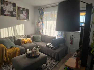 Très beau logement à louer. Disponible pour le 1er juillet. Au 2e étage d'un immeuble de 5 logements...