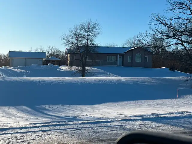 House on river lot for sale 10 minutes south of Winnipeg