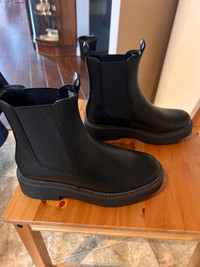 Size 8 Black boot