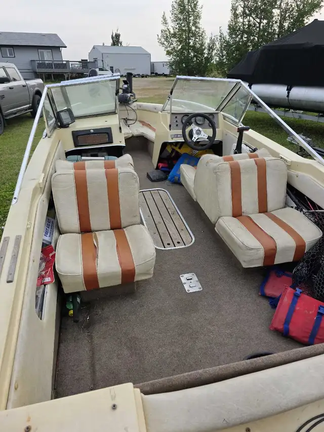 Boat and trailer  in Powerboats & Motorboats in Saskatoon - Image 6