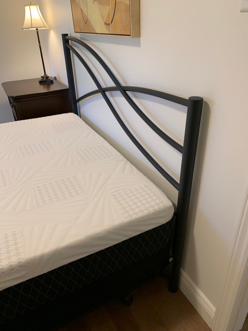 Base de lit Queen (tête de lit en métal noir) et sommier Lits et