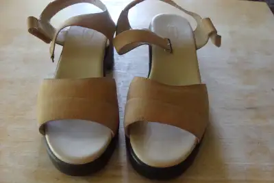 Sandales, talons compensés, en cuir, pointue 81/2 M, View more