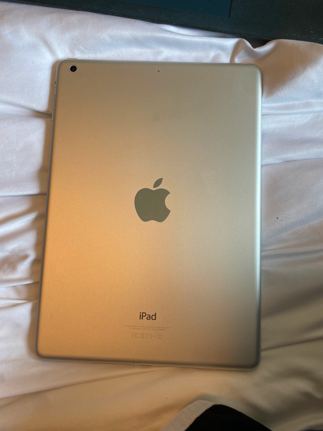 Apple iPad A1474 - Mint Condition in iPads & Tablets in City of Toronto - Image 4