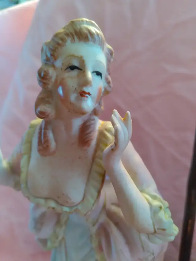 ANTIQUE PORCELAIN TABLE LAMP in Indoor Lighting & Fans in Barrie - Image 5