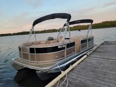 2015 21ft South Bay 520CR Series Pontoon Boat. Excellent condition. Perfect for family and friends....