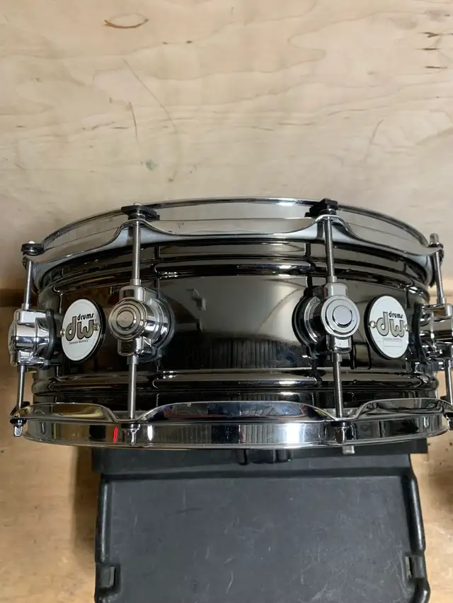 Caisse-claire DW design 5.5x14 Nickel Over Brass in Drums & Percussion in City of Montréal - Image 2