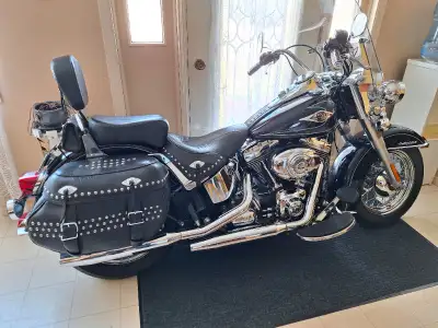 Harley Davidson softail héritage 2011 classic noir 48595 km,6 vitesses ,pneu arrière neuf ,chrome et...