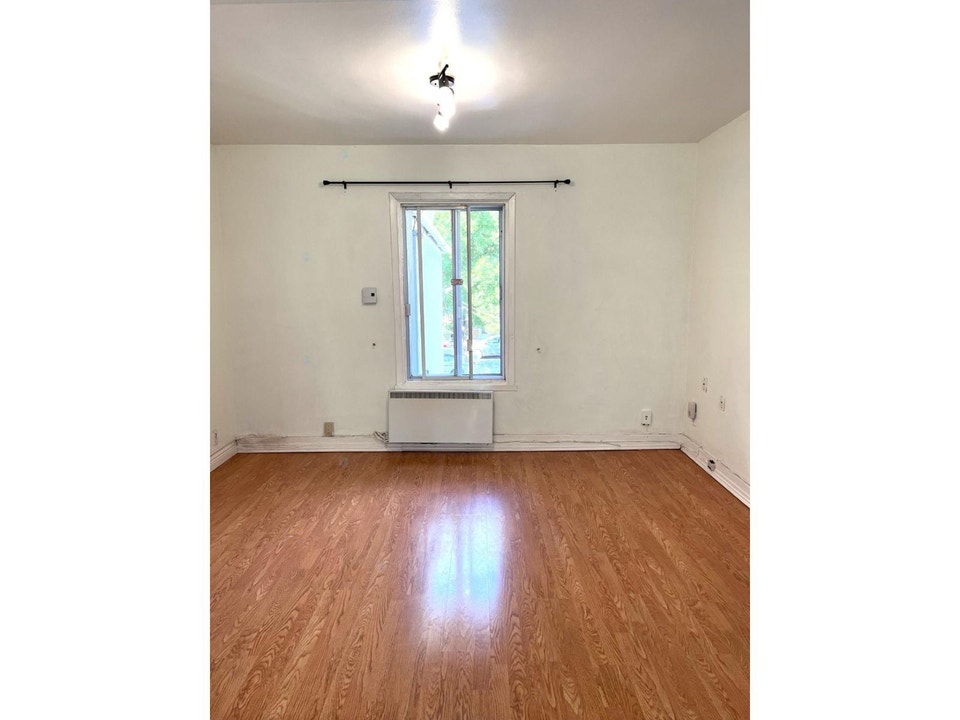 41/2 apartment at 2nd floor for rent (50 meters to metro monk) 3
