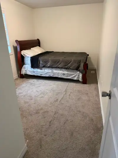 RENT A FEMALE. SHARED WASHROOM ONLY WITH THE OTHER FAMELE ON THE OTHER ROOM, A BIG BEAUTIFUL BEDROOM...