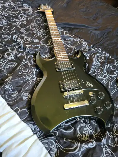 As the title says, it's a Lyon Washburn guitar, the Paul Stanley of Kiss edition. It's a solid piece...