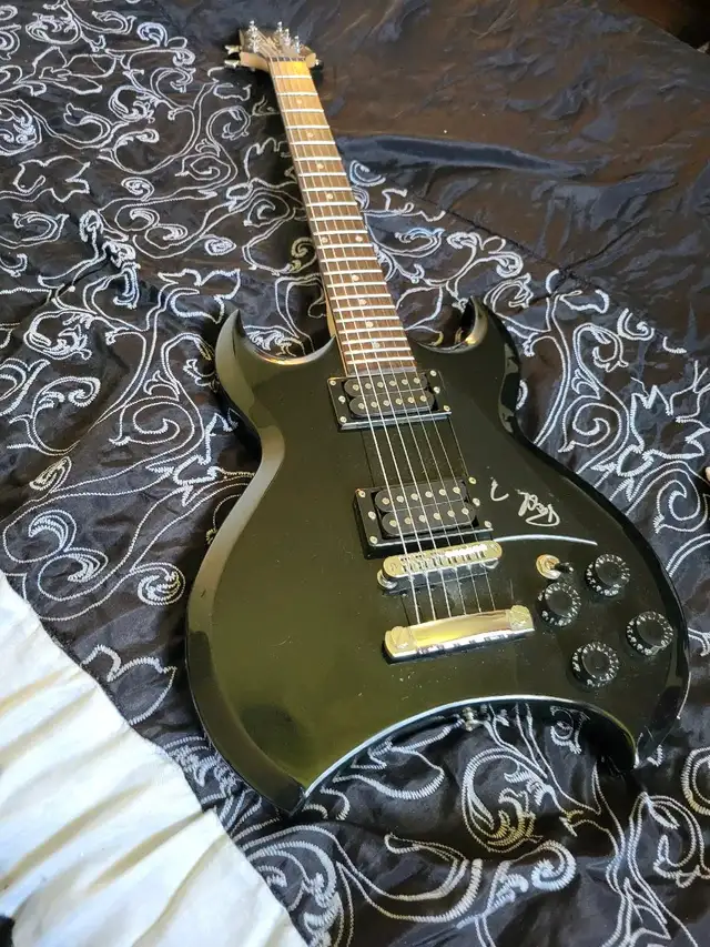 Lyon Washburn Guitar (Paul Stanley edition) in Guitars in Victoria - Image 2