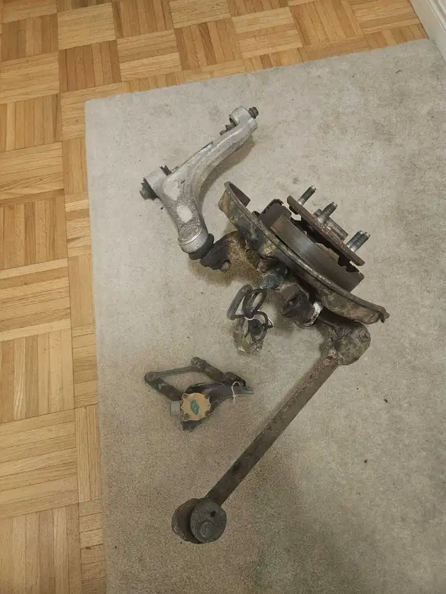 Lexus SC430 rear left wheel assembly in Auto Body Parts in Hamilton - Image 4