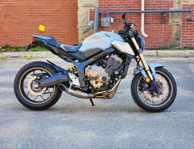 2021 Honda CB650R - 12,600kms Excellent condition, looks great, sounds amazing! Inline 4 cylinder, 9...