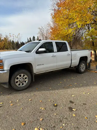 Selling my 2017 Silverado 2500HD 6.0L LT Crewcab 6.5ft box with 259xxx km. Downsized to an SUV so ge...
