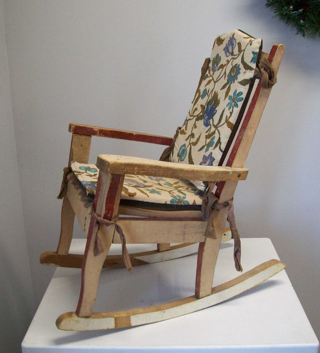 enfant petite chaise berçante antique en bois dans Chaises, Fauteuils inclinables  à Ville de Montréal - Image 3