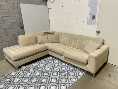 Magnifique canapé sectionnel en L. Fabriqué au Québec, qualité garantie. Les housses de coussin sont...