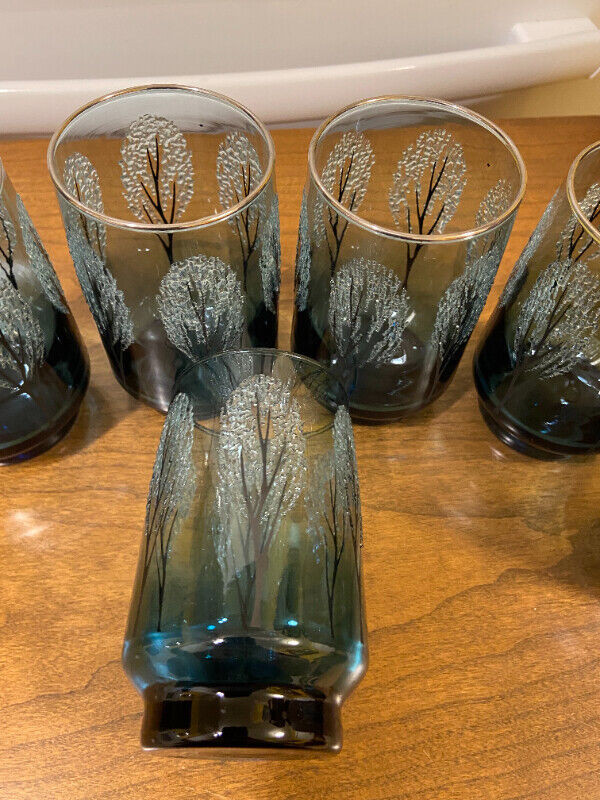 Rare 6 Vintage Smokey Blue Juice Glasses with Raised Trees in Arts & Collectibles in Oshawa / Durham Region - Image 4
