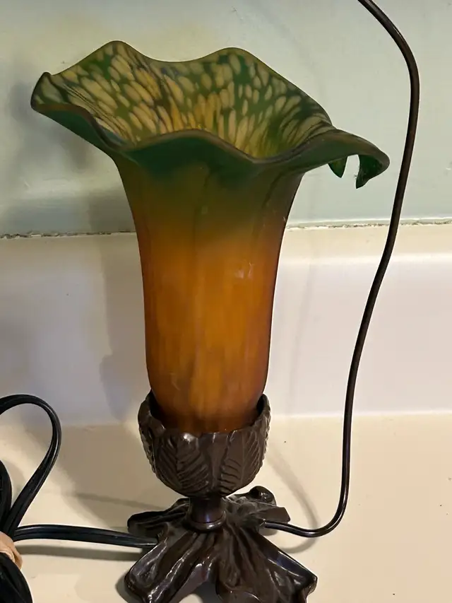 Tiffany Style Tulip Glass Lamp Shade With Humming Bird in Indoor Lighting & Fans in Oshawa / Durham Region - Image 5