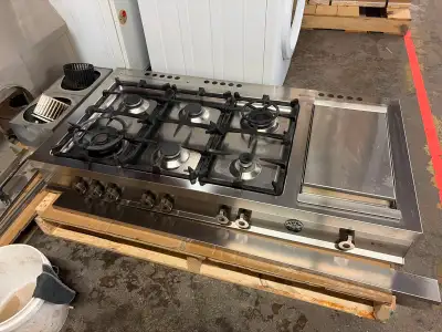The combination of 6 Monobloc brass burners and the electric griddle, plus cast iron contour grates...