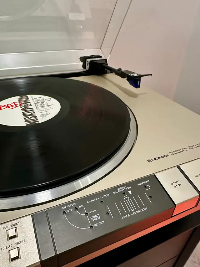 Turntable in Stereo Systems & Home Theatre in Calgary - Image 4