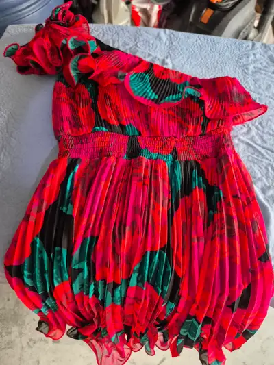 Vetements pour femmes/ Blouses et robes, View more
