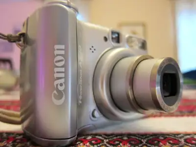 *** On hold, see these digital cameras instead *** https://www.kijiji.ca/v-camera-camcorder-lens/ott...