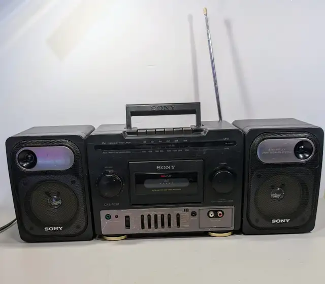 Vintage Sony CFS-1030 BOOMBOX Stereo Tape Player needs fix in Stereo Systems & Home Theatre in Markham / York Region - Image 2