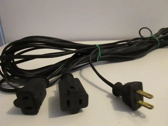 Une barre multiprises/long cordon & + in Video & TV Accessories in Sherbrooke - Image 3