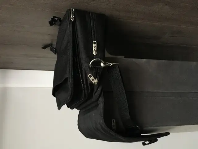 Samsonite Pro Messenger Laptop Briefcase in Laptop Accessories in Windsor Region - Image 9