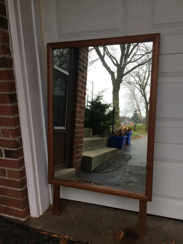 Mirror in wooden frame in Home Décor & Accents in Mississauga / Peel Region - Image 3