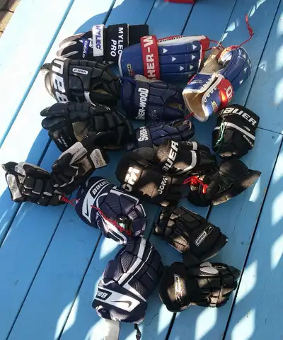 Gants de hockey, baseball, soccer, etc, View more