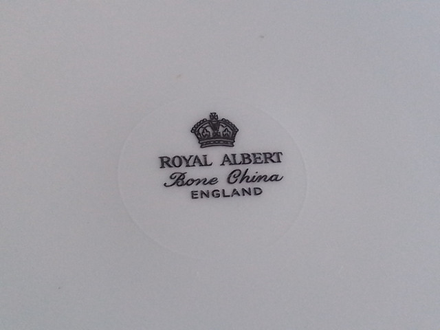 FINE BONE CHINA 25TH SILVER ANNIVERSARY CAKE PLATE  ROYAL ALBERT in Arts & Collectibles in City of Toronto - Image 3