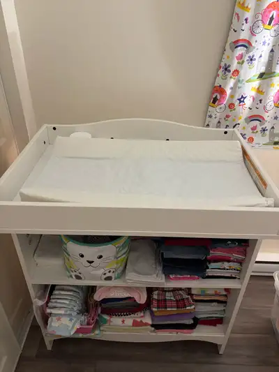 Changing table.. like new , in excellent condition , With a space to put clothes , pick up in Gatine...