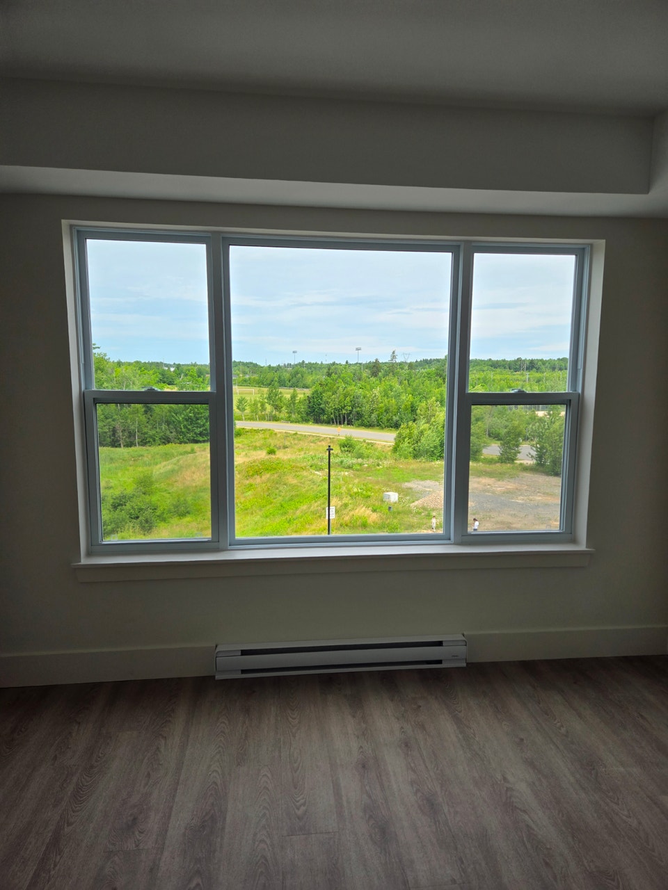 Cozy top floor unit with free surface parking Cliffe St 2