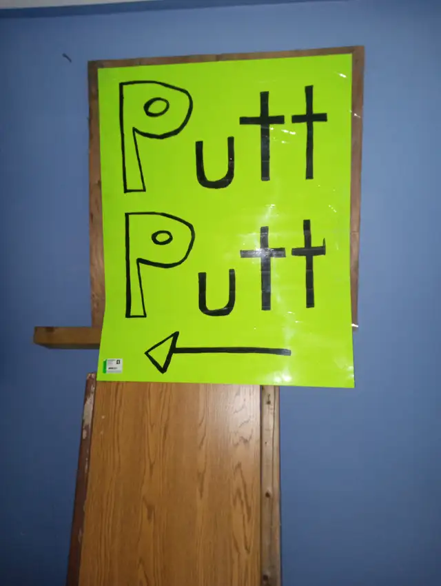 PLAY MINI GOLF