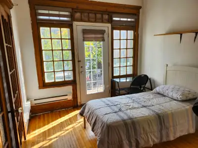 Salon double avec porte double vitrée a partager avec balcon dans la chambre la deuxieme partie du s...